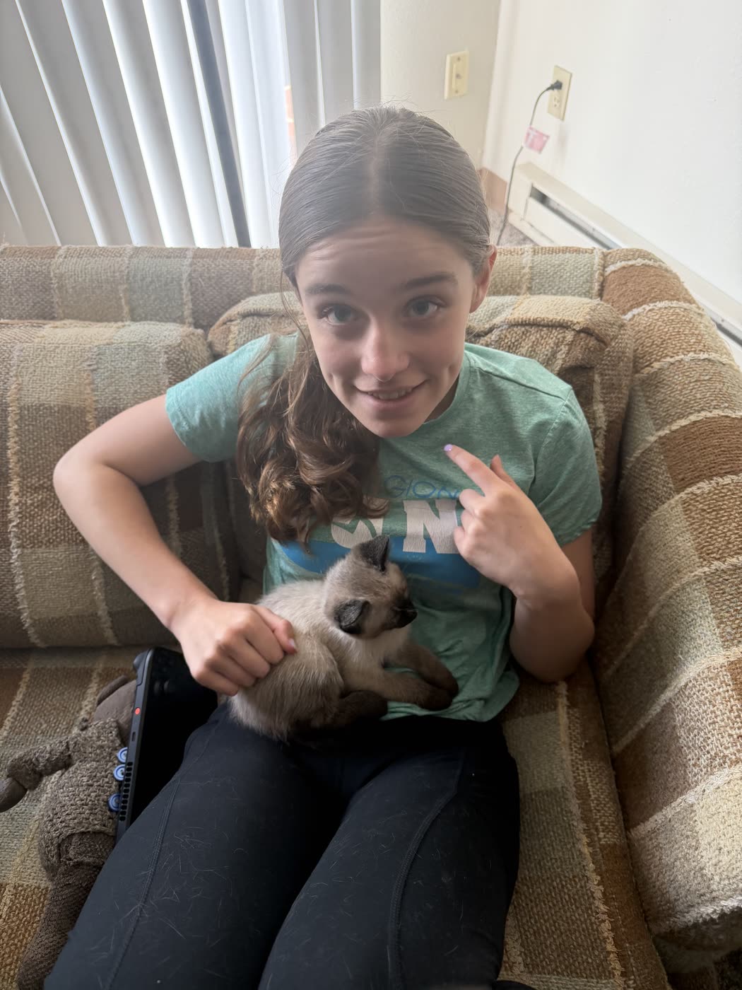 Eyewitness Adelyn pointing at the suspect on her lap